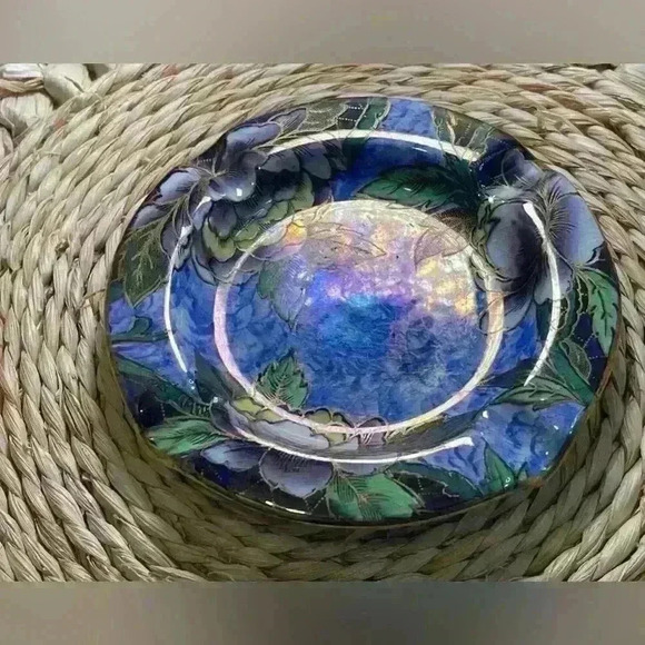 Maling English Newcastle Ashtray with Gold Accents on Lavender  Colour Flowers - Picture 4 of 5